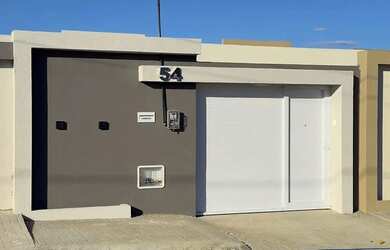 Imagem: A casa à venda possui 2 Dormitórios, 1 Banheiro, 2 Vagas na