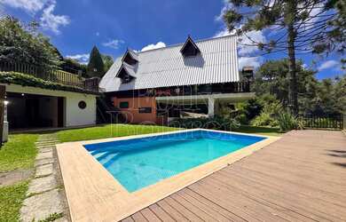 Imagem: A casa possui 3 Dormitórios, 3 Banheiros, 2 Vagas na garagem