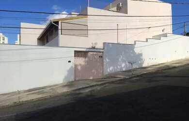 Imagem: A casa possui 2 Dormitórios, 1 Banheiro, 2 Vagas na garagem