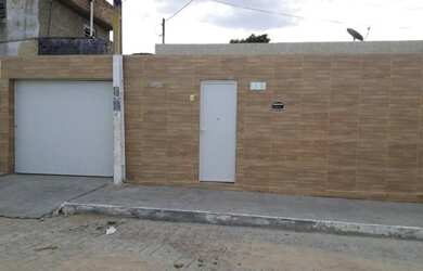 Imagem: A casa possui 3 Dormitórios, 2 Banheiros, 1 Vaga na garagem