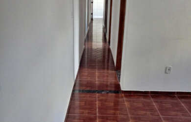 Imagem: A casa possui 3 Dormitórios e 1 Banheiro e está localizado