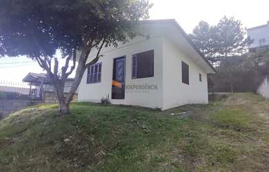 Imagem: A casa possui 2 Dormitórios, 1 Banheiro, 1 Vaga na garagem