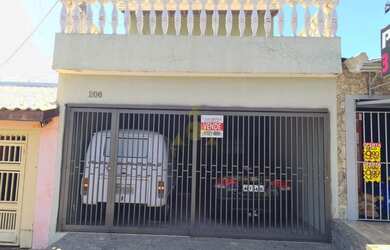 Imagem: A casa possui 3 Dormitórios, 4 Banheiros, 2 Vagas na garagem