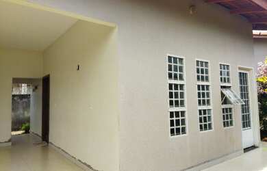 Imagem: A casa possui 3 Dormitórios, 3 Banheiros, 5 Vagas na garagem