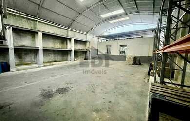 Imagem: O depósito possui 5 Vagas na garagem, 960m² de Área e está