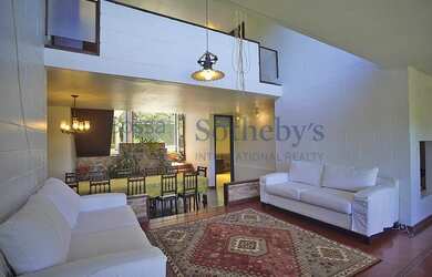 Imagem: A casa em condomínio possui 4 Dormitórios, 4 Banheiros, 2