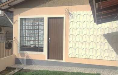 Imagem: A casa possui 3 Dormitórios, 1 Banheiro, 1 Vaga na garagem