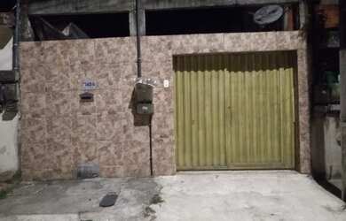 Imagem: A casa possui 2 Dormitórios, 1 Banheiro, 1 Vaga na garagem