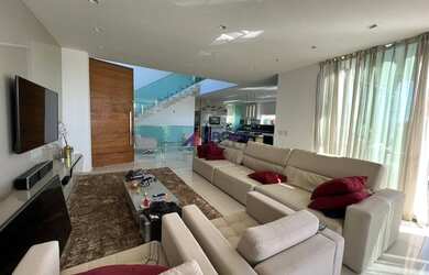 Imagem: A casa possui 4 Dormitórios, 5 Banheiros, 5 Vagas na garagem