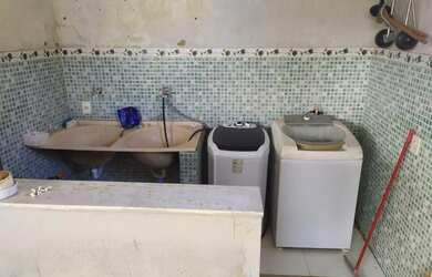 Imagem: A casa possui 3 Dormitórios, 2 Banheiros, 2 Vagas na garagem