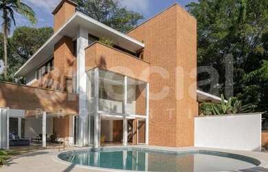 Imagem: A casa possui 5 Dormitórios, 5 Banheiros, 5 Vagas na garagem