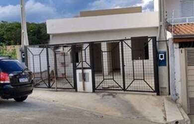 Imagem: A casa possui 2 Dormitórios, 1 Banheiro, 1 Vaga na garagem