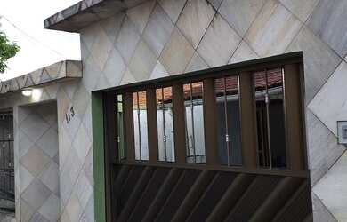 Imagem: A casa possui 3 Dormitórios, 2 Vagas na garagem, Churrasqueira