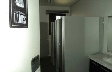 Imagem: O depósito possui 1 Vaga na garagem, 303m² de Área e está