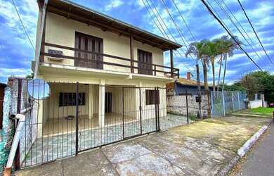 Imagem: A casa possui 3 Dormitórios, 2 Banheiros, 2 Vagas na garagem