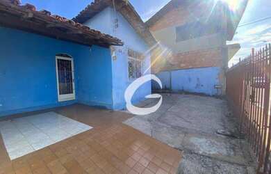 Imagem: A casa possui 3 Dormitórios, 1 Banheiro, 2 Vagas na garagem