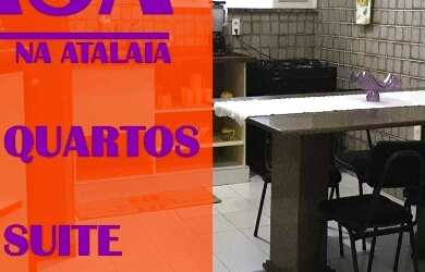 Imagem: A casa possui 3 Dormitórios, 1 Banheiro, 2 Vagas na garagem