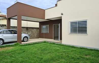 Imagem: A casa possui 3 Dormitórios, 2 Banheiros, 2 Vagas na garagem