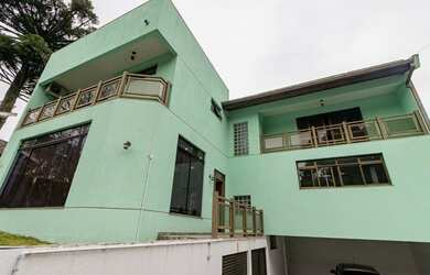 Imagem: A casa possui 4 Dormitórios, 5 Banheiros, 4 Vagas na garagem