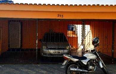 Imagem: A casa e possui 2 Dormitórios, 1 Banheiro, 2 Vagas na garagem