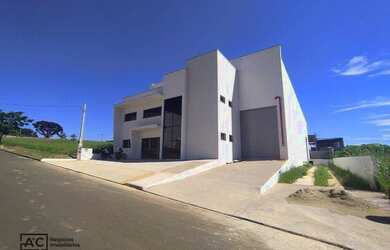 Imagem: O depósito possui 5 Vagas na garagem, 870m² de Área e está