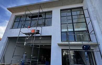 Imagem: O depósito para alugar possui 5 Vagas na garagem e 480m² de