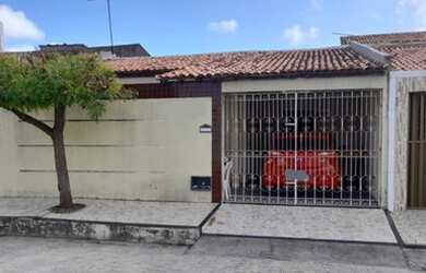 Imagem: A casa possui 3 Dormitórios, 2 Banheiros, 1 Vaga na garagem