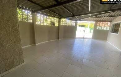 Imagem: A casa possui 3 Dormitórios, 2 Banheiros, 5 Vagas na garagem