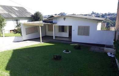 Imagem: A casa possui 3 Dormitórios, 1 Banheiro, 1 Vaga na garagem