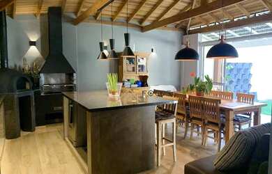 Imagem: A casa em condomínio à venda possui 3 Dormitórios, 2 Banheiros