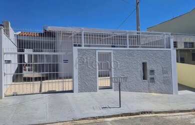 Imagem: A casa possui 3 Dormitórios, 2 Banheiros, 3 Vagas na garagem