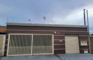 Imagem: A casa possui 3 Dormitórios, 3 Banheiros e 2 Vagas na garagem