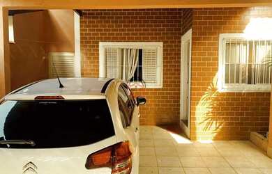 Imagem: A casa possui 5 Dormitórios, 4 Banheiros, 2 Vagas na garagem