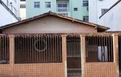 Imagem: A casa possui 4 Dormitórios, 2 Banheiros, 4 Vagas na garagem