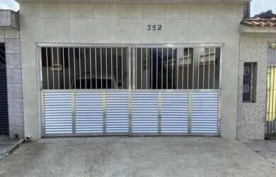 Imagem: A casa possui 3 Dormitórios, 1 Banheiro, 1 Vaga na garagem
