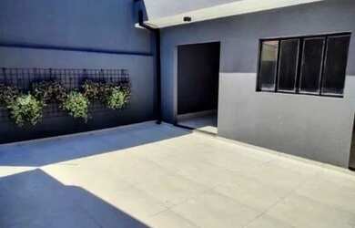 Imagem: A casa possui 3 Dormitórios, 3 Banheiros, 2 Vagas na garagem