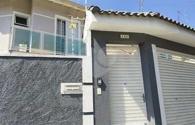 Imagem: A casa possui 3 Dormitórios, 3 Banheiros, 2 Vagas na garagem