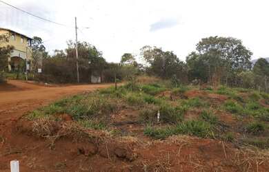Imagem: O terreno à venda possui e está localizado em São Pedro