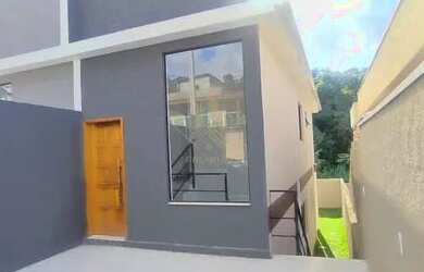 Imagem: A casa possui 2 Dormitórios, 2 Banheiros, 2 Vagas na garagem