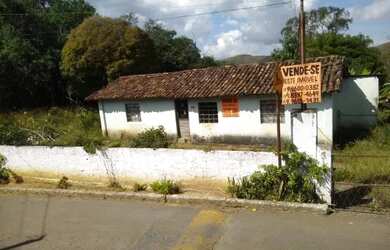 Imagem: A casa possui 4 Dormitórios, 2 Banheiros, 5 Vagas na garagem