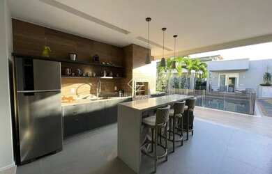 Imagem: A casa em condomínio possui 4 Dormitórios, 5 Banheiros, 4