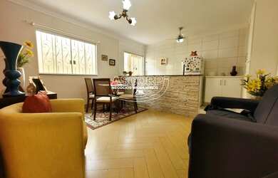 Imagem: A casa possui 2 Dormitórios, 1 Banheiro, 2 Vagas na garagem