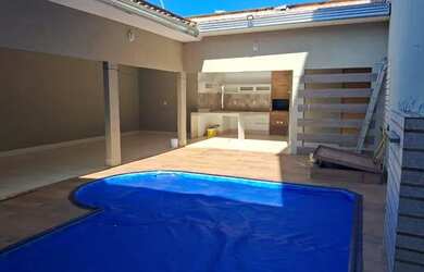 Imagem: A casa possui 3 Dormitórios, 4 Banheiros, 2 Vagas na garagem