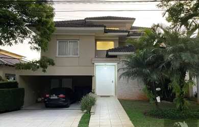 Imagem: A casa possui 4 Dormitórios, 5 Banheiros, 1 Vaga na garagem