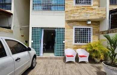 Imagem: A casa possui 3 Dormitórios, 3 Banheiros, 2 Vagas na garagem