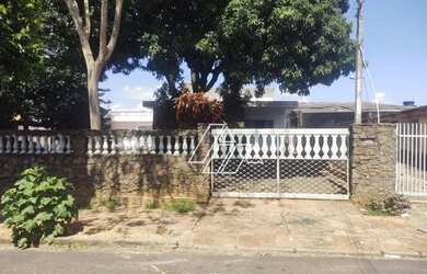 Imagem: A casa possui 4 Dormitórios, 3 Banheiros, 2 Vagas na garagem