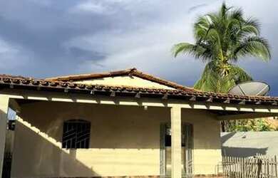 Imagem: A casa possui 2 Dormitórios, 2 Banheiros, 2 Vagas na garagem