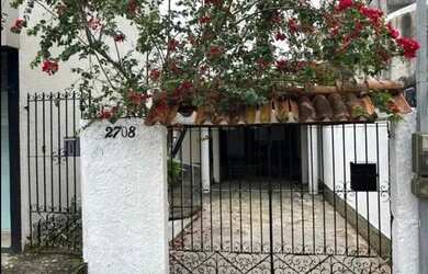 Imagem: A casa possui 3 Dormitórios, 3 Banheiros, 2 Vagas na garagem