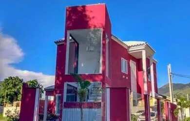 Imagem: A casa possui 3 Dormitórios, 3 Banheiros, 2 Vagas na garagem