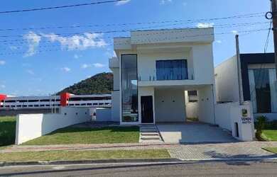 Imagem: A casa em condomínio possui 4 Dormitórios, 4 Banheiros, 3